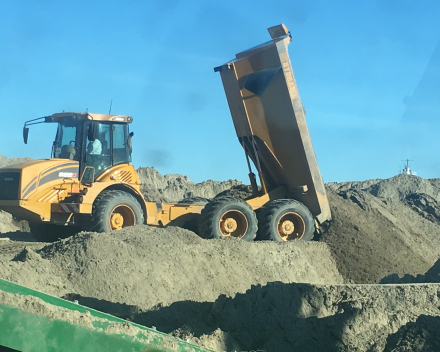 Grondverzet met dumper Hydrema 922d voorzien van 80 cm brede banden